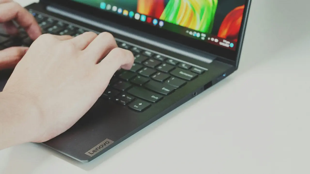 Laptop dla nauczyciela - jaki sprzęt sprawdzi się do lekcji, dziennika i wideokonferencji?